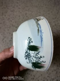 五六七十年代手绘画的。人物民兵站岗放哨军舰图，巩固国防，碗一个。永久包老保真少见品种。口沿有点微小瑕疵其余完好。瓷器收藏。特价处理