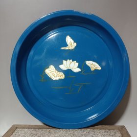 #24050918，1980年蓝底白花荷花蝴蝶图案搪瓷盘，搪瓷茶盘，品如图。