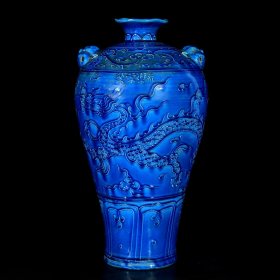 明永乐孔雀蓝釉雕刻龙纹兽头梅瓶；35x18厘米