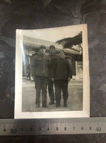 老照片，三点红老照片，三人合影，六七十年代军人与父母合影留念照片，品相如图
