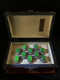 珍藏旧藏乡下收鎏镶嵌罕见极品高冰阳绿翡翠戒指一盒 品保相好完存 配漆老盒器个一 子盒长24 宽16高 15米厘 戒指内径2米厘 度硬9级 单只戒重指38克 面戒2.1x1.6厘米