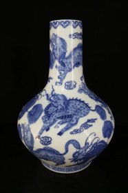 瓷器，青花麒麟纹赏瓶。，
高35厘米 宽23.5厘米
编号3560k124065。