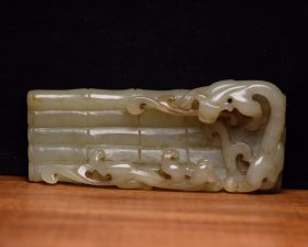 和田玉竹节螭龙   规格： 12×5.3×3.1厘米，重  241克