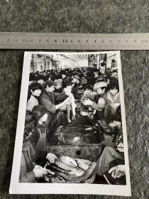春节市场一片繁荣 江西省南昌市的居民选购鲜鱼 1987年新华社照片