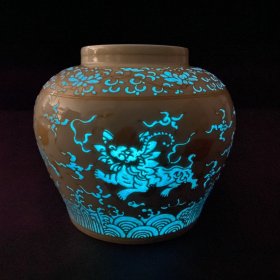 明成化蓝彩描金飞象纹夜光罐（萬贵妃铭文） 高14.8厘米 宽15厘米