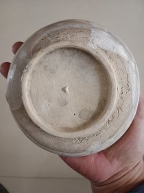 青花留白梅花民国老碟子 直径12.5 开片口沿有爆釉 图八九箭头处是相同位置 背面开片线没有透到正面