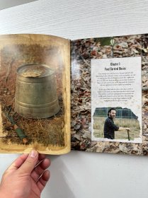 《行尸走肉》（The Walking Dead）的官方食谱与生存指南，由劳伦·威尔逊（Lauren Wilson）撰写，尹熙·金（Yunhee Kim）摄影。《行尸走肉》是AMC出品的著名丧尸题材电视剧，这部食谱与生存指南结合了剧中的生存元素，收录了相关的食谱，同时也包含生存技巧等内容，是该系列的衍生周边产品，具有一定的收藏和实用价值，尤其受到《行尸走肉》粉丝的喜爱。