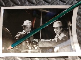 1975年照片，四川省石油管理局3299钻井队工人在作业