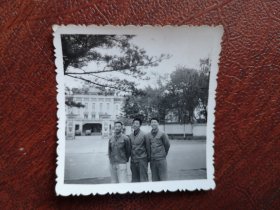 70年代老照片，吉林市某景点集体留影照一张，