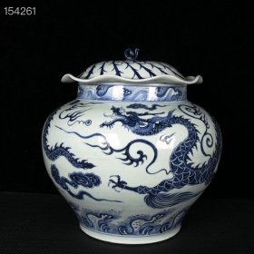 元青花海水云龙纹荷叶罐 
古董收藏瓷器36