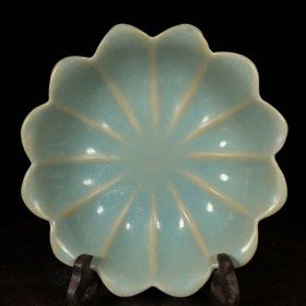 宋汝窑荷花碗，高5直径16.5cm