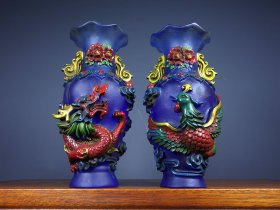 旧藏古法老琉璃精工雕刻彩绘描金 龙凤呈祥 花瓶 尺寸：长10.5cm宽10.5cm高23cm 重量：2970g(单个)