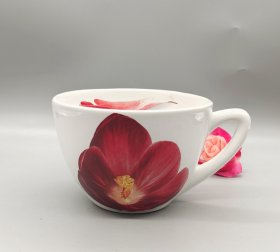 意大利VIVA陶瓷马克杯，红色郁金香，精美绝伦。纯白瓷胎，手工绘制，花朵栩栩如生，花瓣层次分明。底部有VIVA Deruta-Italy标志，做工精致。杯子成色很好，适合日常使用。 口径10.5厘米，高7厘米。