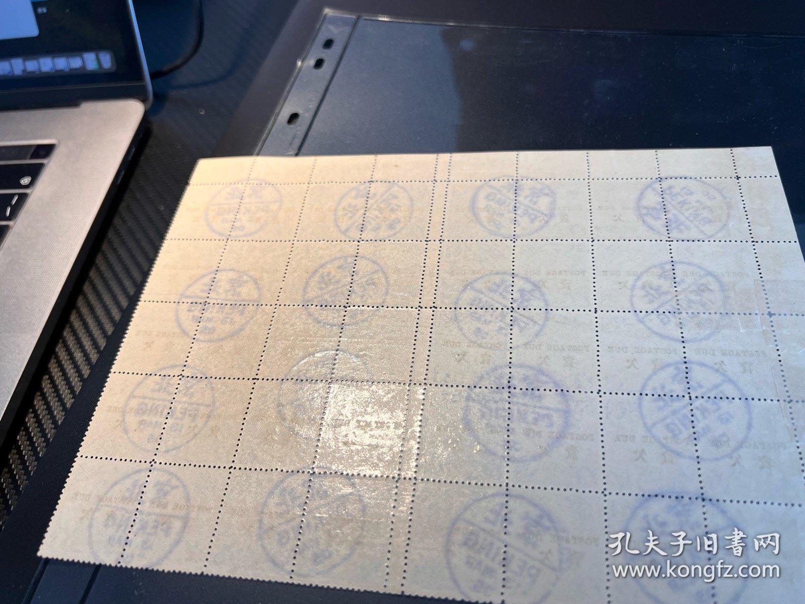 点击查看原图 1904年伦敦版欠资蟠龙邮票,两全格40方连,销北京小圆戳全戳。上品永久保真,大部分原胶无贴并伴有轻微脱胶,中间齿间有折边有齿孔断开的情况。保存完好,清票如此完整大块并达到如此品质的难得