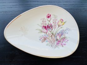 德国制巴伐利亚alka Kunst异形瓜子形陶瓷盘，郁金香和雀梅搭配的花束图案，细节见图。一端有小小暗花花束，最长处21cm，最宽处15cm。金边有磨损