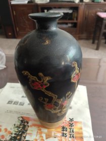 ，，，。。，黑釉梅瓶，描金敞口梅花瓶。高24.6厘米，很大的个头！