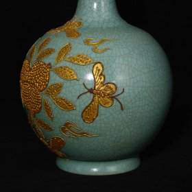 宋汝窑沥粉描金寿桃蝴蝶纹胆瓶，高28.8×16厘米