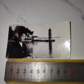《美女姑娘，塔》（大概7-80年代老照片，10*6厘米）