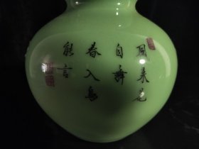 单色釉花鸟葫芦瓶，工艺精美，器型端庄，发色纯正，釉色漂亮，品相如图。