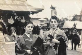 抗战时期 上海神社内两名身穿华丽和服的日侨妇人合影照一枚⑥（1933年，上海日本“居留民团”在靶子场南端建了一座“上海神社”，用于拜祭“天照皇大神”、“神武天皇”、“明治天皇”，1946年被拆除。）