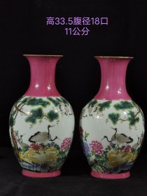 旧藏 大清乾隆年制精工手绘珐琅彩松鹤迎春图案花瓶一对，器型周正，绘画精美，品相如图