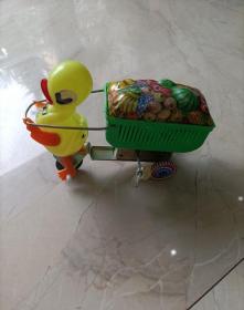 怀旧发条玩具鸭拉水果车（原包装盒）
童年的回忆，小鸭送水果仅此一个，功能完好，上了发条满地跑，非常可爱。
