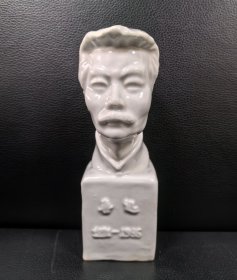 景德镇瓷雕像：《鲁迅1881-1936》高15cm，附赠鲁迅画片