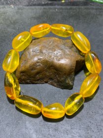 精美天然原矿金珀随形珠手串一条，