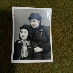 老照片 同学 姐妹 1954年