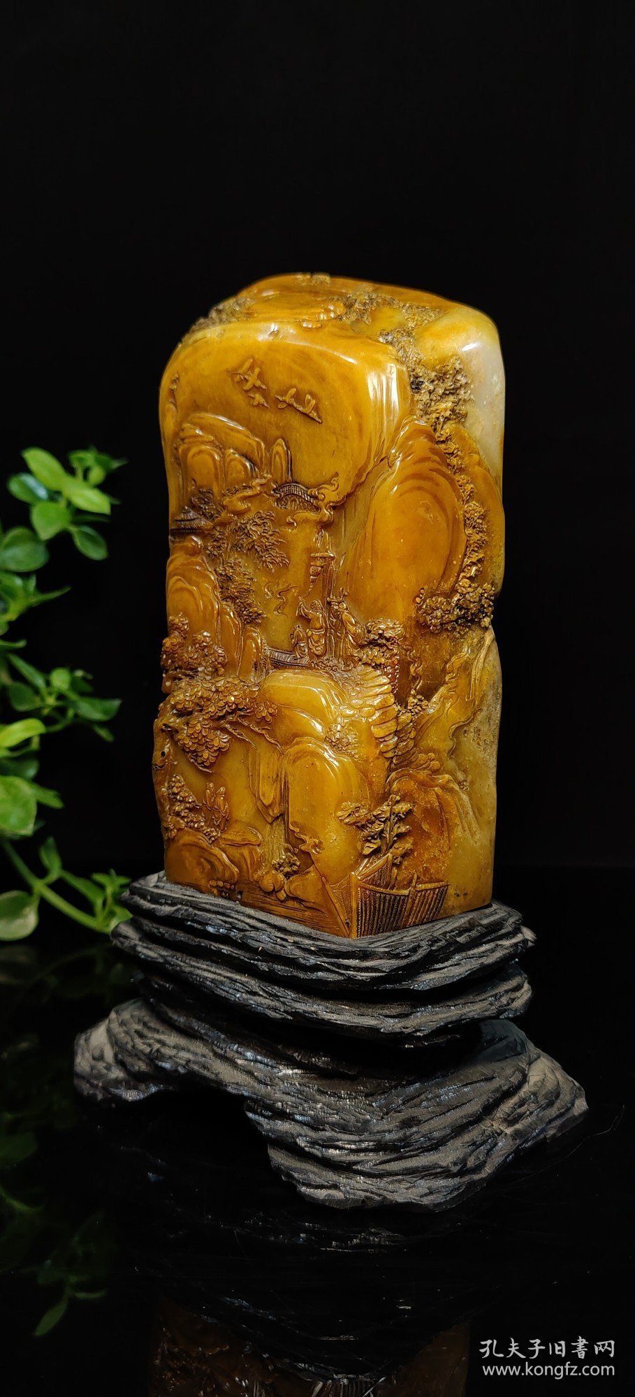 旧藏珍品，寿山石极品金田黄印章摆件 大清著名雕刻家【吴昌硕】之藏品 取材上乘田黄石，色泽温润如玉，机理细腻油润，质地纯净通透，工艺精湛一流，人物，树木，栩栩如生，惟妙惟肖，萝卜纹清晰可见，强光下呈现极品黄金宝石色，晶莹剔透，美轮美奂，包浆醇厚自然，实属收藏观赏珍品。 【品名】聚贤图 【尺寸】高19宽8 【重量】2200克