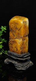 旧藏珍品，寿山石极品金田黄印章摆件 大清著名雕刻家【吴昌硕】之藏品 取材上乘田黄石，色泽温润如玉，机理细腻油润，质地纯净通透，工艺精湛一流，人物，树木，栩栩如生，惟妙惟肖，萝卜纹清晰可见，强光下呈现极品黄金宝石色，晶莹剔透，美轮美奂，包浆醇厚自然，实属收藏观赏珍品。 【品名】聚贤图 【尺寸】高19宽8 【重量】2200克