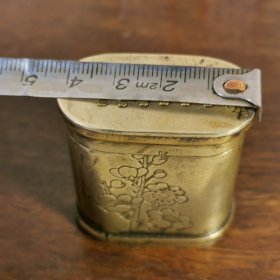 清代时期白铜放大烟膏铜盒一个，雕工精美细致造型独特优美，包浆浓厚十足，皮壳一流完美，品相尺寸实拍实物，大开门的老物件。