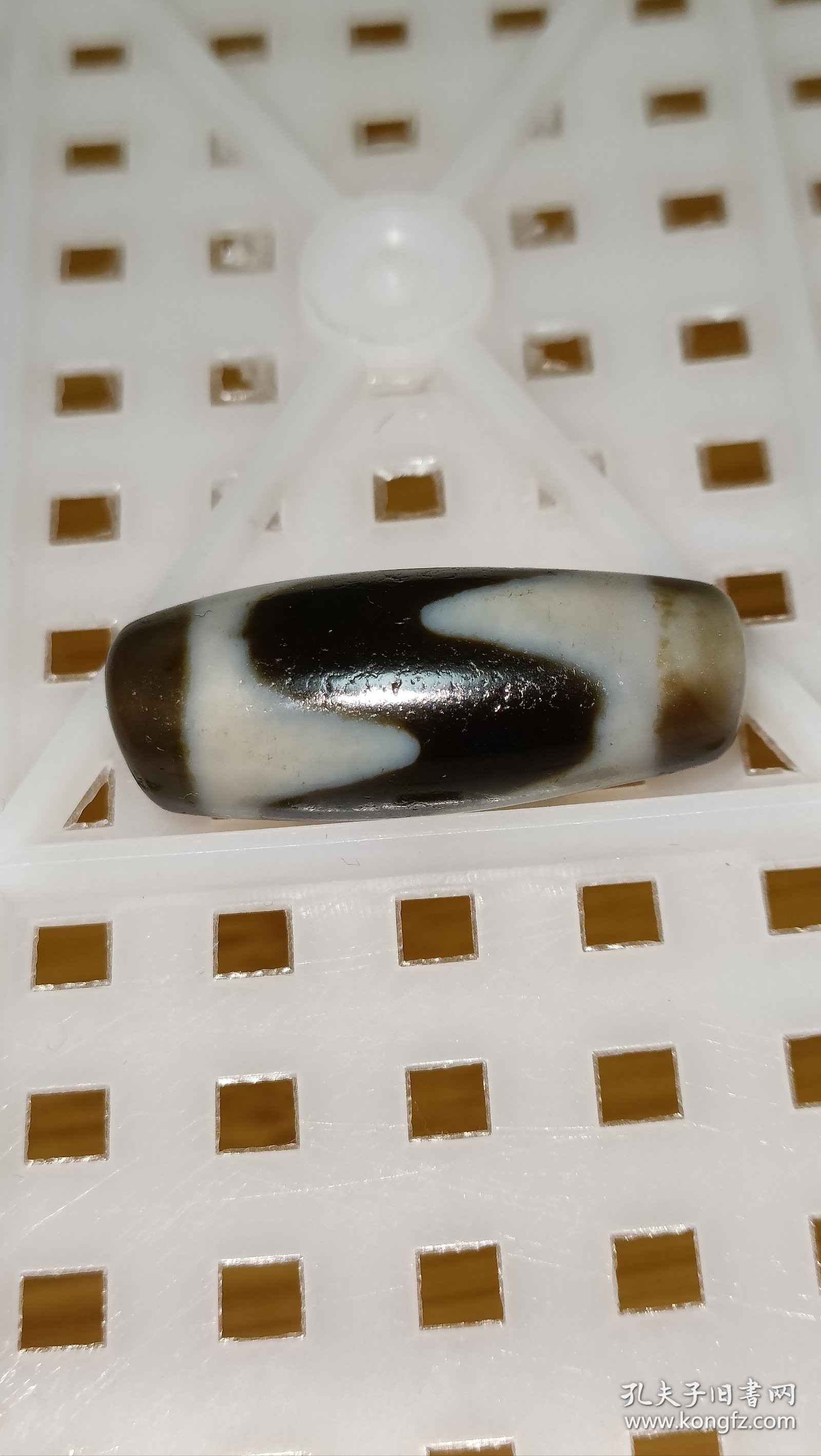 老台一达洛虎牙天珠，手工打磨，两端粗细不匀以及珠体都不正圆，包浆油润细腻温润，孔道压缩明显，皮下可见小密集风化纹，整体珠子还不错，有缘者恭请吧！
