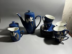 80年代左右，蓝釉水仙花茶壶一套，中国烟台瓷厂