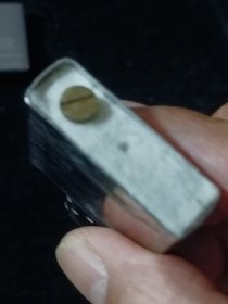 Zippo打火机，底部和内胆都有ZIPPO USA字样，但外面却有中文不知是怎么回事？开合声音清脆没毛病，宽3.8公分厚1.3公分高5.7公分，有轻微使用痕迹，超低价转让，实物如图所示藏品转让不退换请理解非偏远包邮。