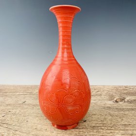 宋定窑红釉刻花玉壶春瓶，高29.5厘米，直径13厘米