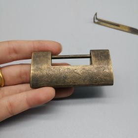 古玩杂项收藏古代铜锁门锁老式合页横开挂锁纯铜中式老式插销扣锁，重约50克左右，标价就是卖价，美品如图，不议价不包邮。                             
  小店诚信交友。亲们看到喜欢的收藏下，需其它古玩摆件老货进店查看，不定时更新，欢迎亲们捡漏，不议价。诚信经营…