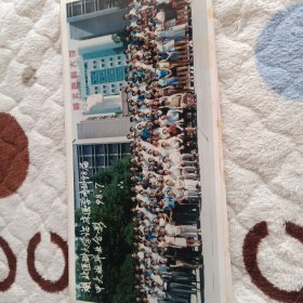 湖北医科大学临床医学专科98甲大班毕业合影98.7