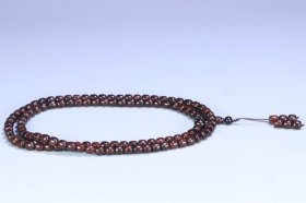 旧藏 亚料 桶珠108佛珠链一条。 规格：0.85cm 重56g