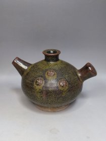 老窑瓷器，茶叶末釉壶。文房案头。