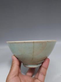 清代豆青碗。直径14cm 高6.8cm。