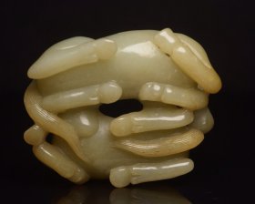 和田玉双马      
规格: 8.1×6.3×3.6厘米，重 226克。
