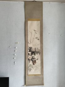 1926年作/原配木盒/春泉生/X55回流精品【花鸟图】畫芯30×128厘米，整轴42×200厘米，品相如图，纸本绫裱原装原裱，骨质軸頭，手绘精品包老保真，放心收藏！