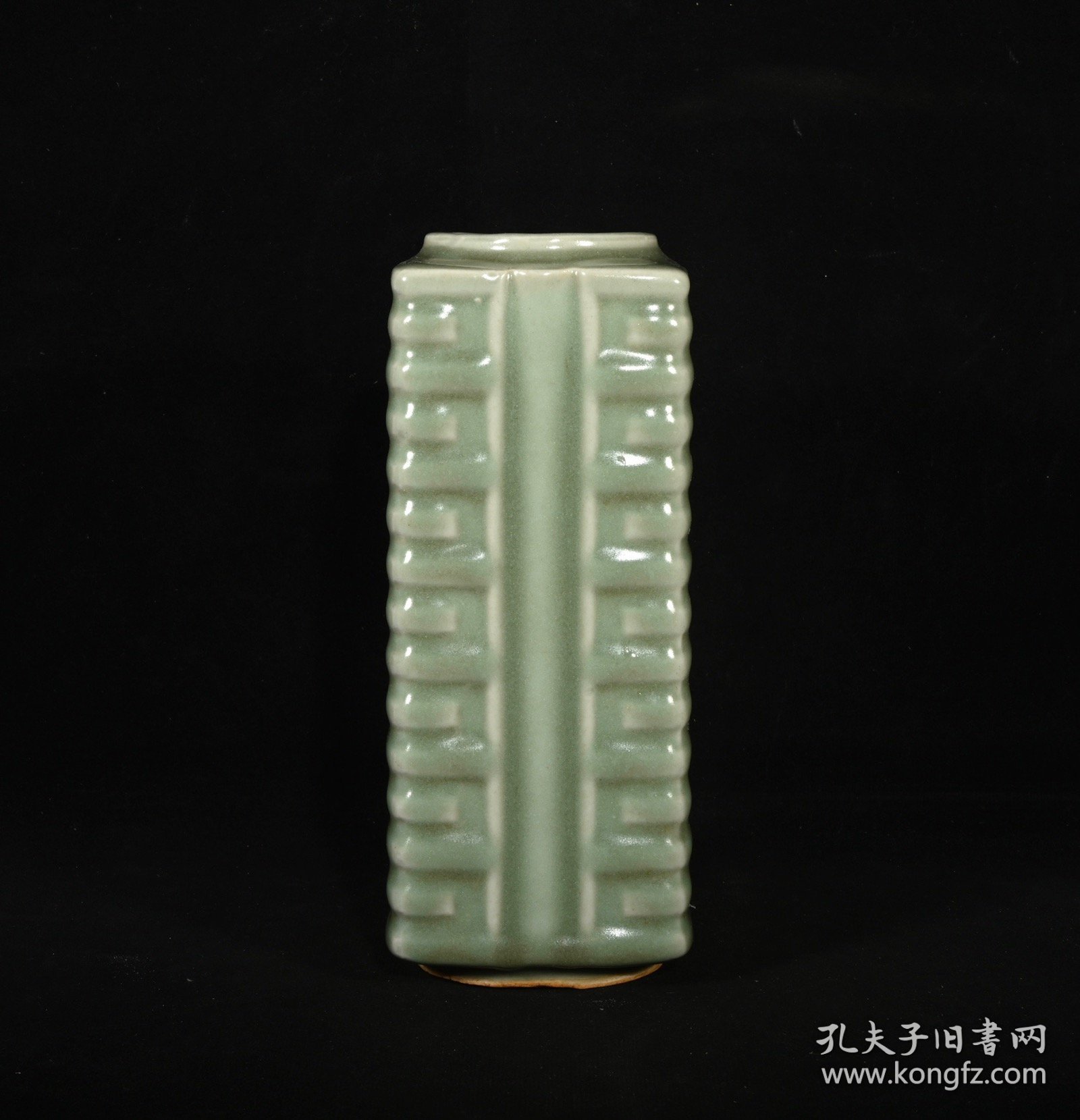 旧藏宋龙泉窑豆青釉琮式瓶，高19×7.5厘米