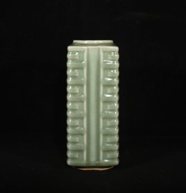 旧藏宋龙泉窑豆青釉琮式瓶，高19×7.5厘米