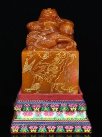 珍藏品 甲辰年篆刻家【齐白石】刻石，寿山石田黄石雕刻龙戏珠印章摆件，石质坚硬透亮、雕工细腻、油脂感特强，描金彩绘，收藏观赏佳品！ 规格：12.5×8×8cm （硬）重量：1508克