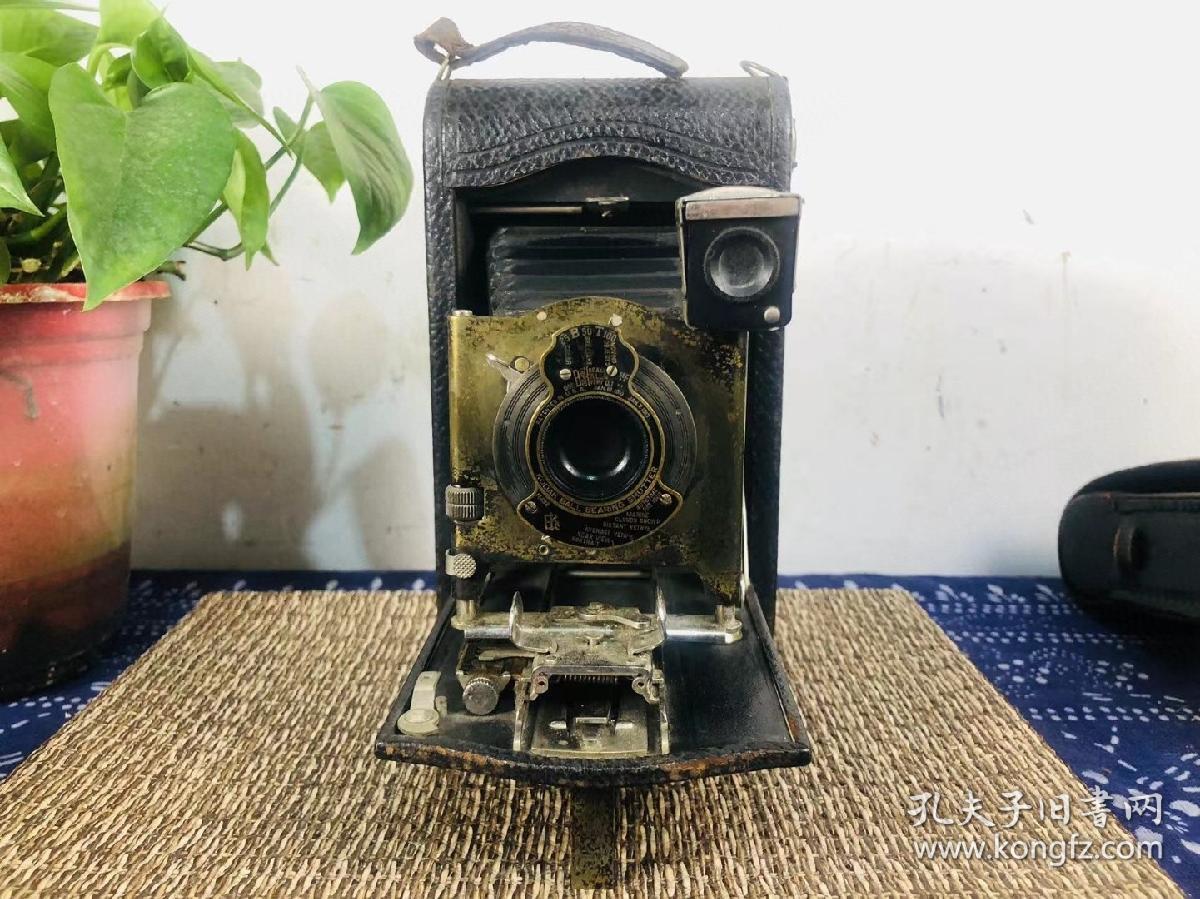 10_清末民初 美国柯达Kodak no.3 大画幅折叠机，1914年美国制造，体积很大！整机品相完好 使用痕迹明显！皮腔完好 快门正常！打理一下可使用！百年老古董相机！切勿挑剔！以陈设摆放或博物馆收藏为主！毕竟照相已经用不到这种老相机了！