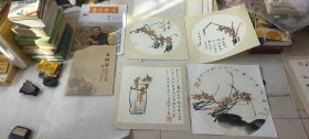 王明泽中国湖北籍书画家，画作4幅，1本画册， 共2个同名词条王明泽，1943年出生，长期根植于神农架、武当山仙韵美景之间，。师法自然，融汇古今。作品中呈现出一种古朴而典雅的精神。传统而现代的意识。水墨淋漓、朦胧含蓄、幽密深邃、气象森严。山水、花鸟、书法、诗词评论无所不涉。4个画一本画册打包一起卖！！！