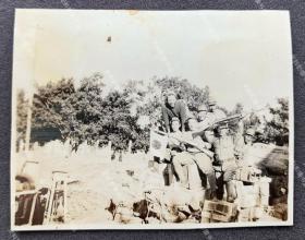 抗战时期 粤桂地区广州、南宁、钦州一带堆积的军事物资上欢呼的日军 原版老照片一枚