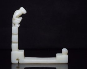 和田玉香插 规格: 9.6×9.3×2.0厘米 重 93克。 玉质温润细腻，沁色自然，刀功老道，皮壳包浆一流，雕刻生动，线条流畅，品相完美！